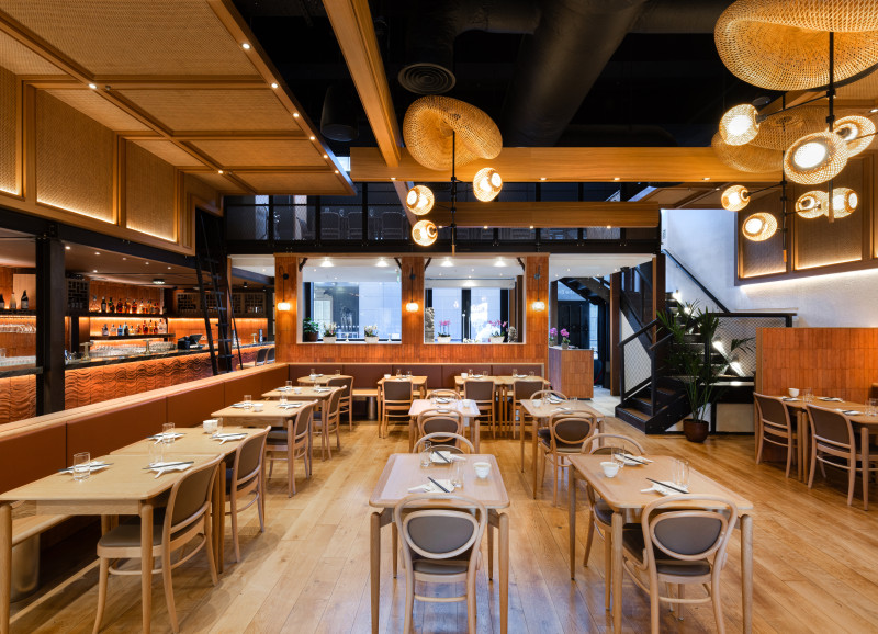 Din Tai Fung Canary Wharf restaurant interior fit-out by ECSEC Ltd – premium dining space featuring bespoke joinery and contemporary lighting.