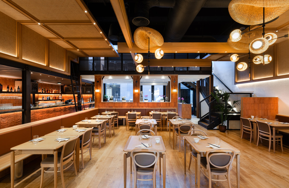 Din Tai Fung Canary Wharf restaurant interior fit-out by ECSEC Ltd – premium dining space featuring bespoke joinery and contemporary lighting.